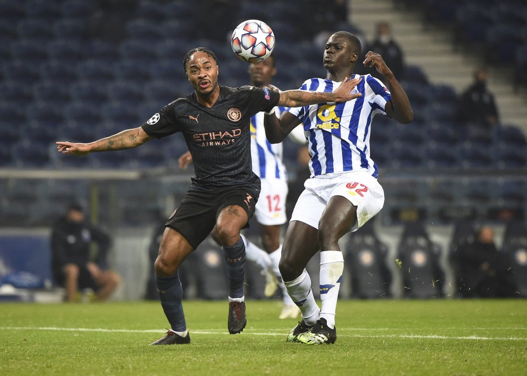 Malang Sarr, hostující v Portu z Chelsea, se snaží ubránit Raheema Sterlinga