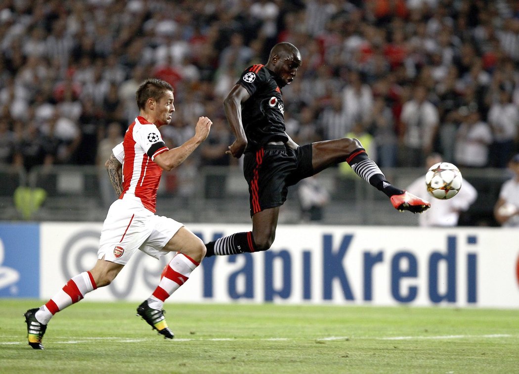 Obránce Arsenalu Debuchy stíhá útočníka Demba Bu.