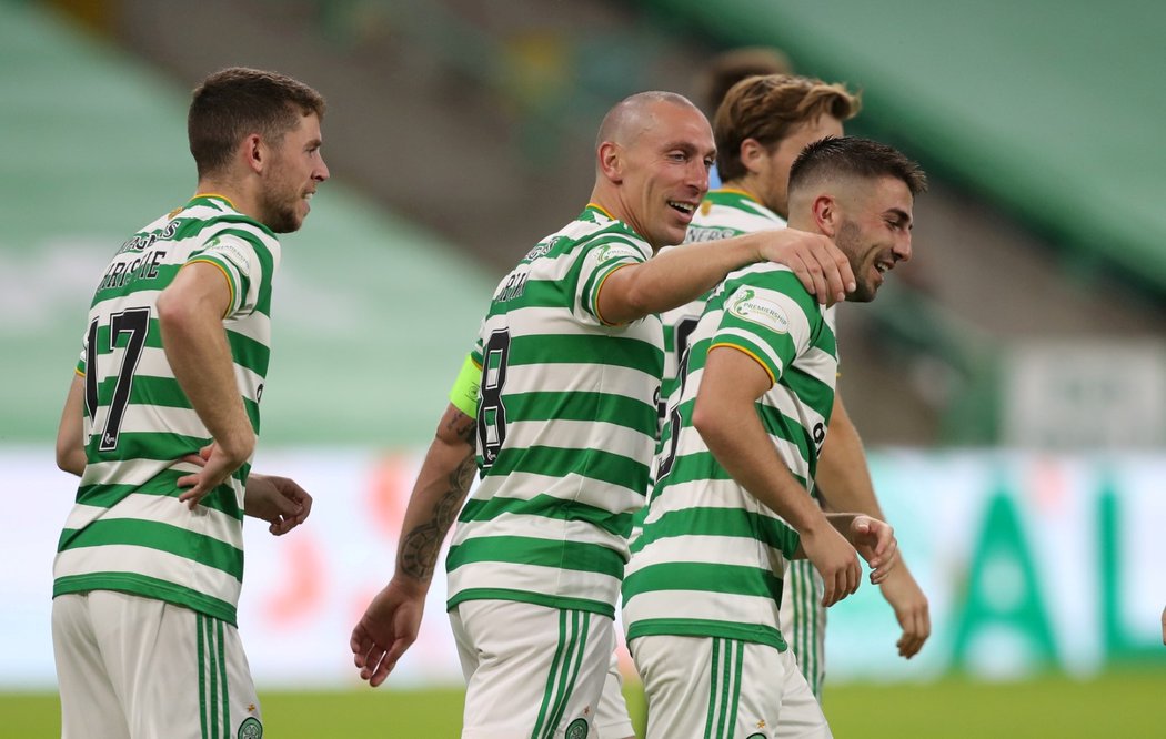 Fotbalisté Celticu Glasgow se radují ze čtvrté branky utkání proti KR Reykjavík