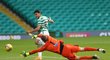 Mohamed Elyounoussi střílí první gól Celticu v utkání proti KR Reykjavík