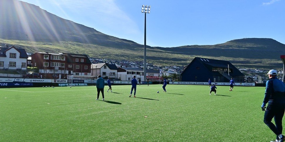 Slovan si v úterý sice zatrénoval na Faerských ostrovech, do zápasu ale tým naskočit nemůže