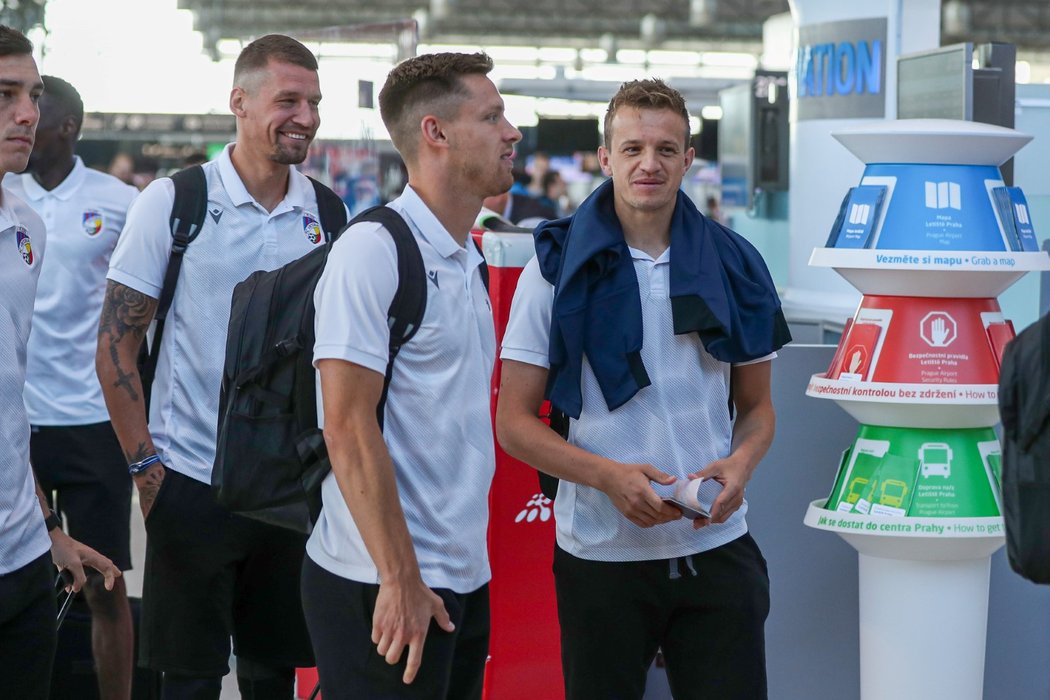 Plzeňští fotbalisté na letišti před odletem do Helsinek