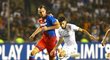 Tomáš Chorý kontroluje pohyb  Abdellaha Zoubira z Karabachu v úvodním zápase play off Ligy mistrů
