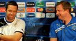 Pavel Horváth a Pavel Vrba žertují na tiskové konferenci před odvetným zápasem play off Ligy mistrů proti Kodani