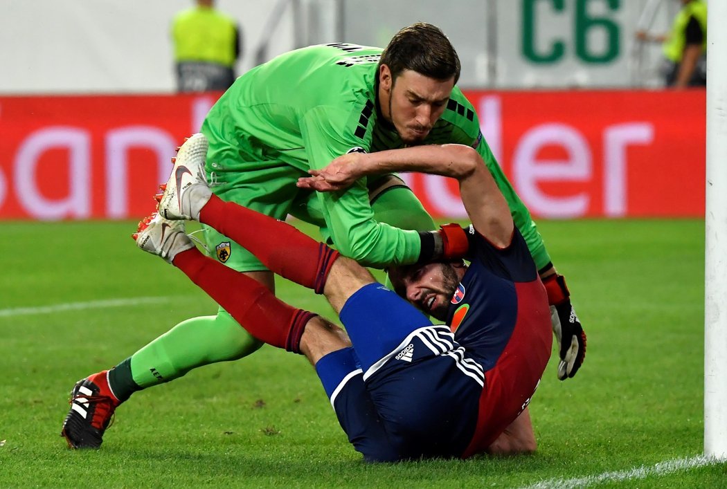 Aténský brankář Vasilis Barkas se během utkání play off Ligy mistrů dostal do kolize s obráncem Attilou Fiolou z Videotonu