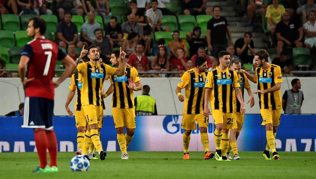 Fotbalisté AEK Atény se radují z úvodní branky utkání na hřišti Videotonu, kterou vstřelil Viktor Klonaridis