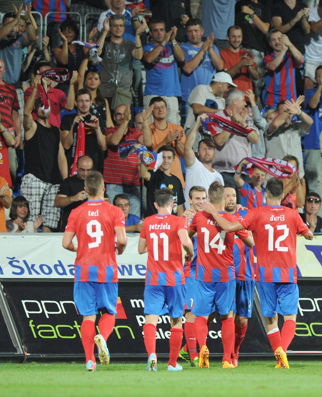 Plzeňští fotbalisté se sbíhají k Pavlu Horváthovi, který otočil duel s Kalju na 2:1