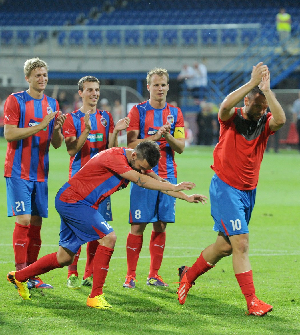 Pavel Horváth (vpravo) při děkovačce s fanoušky po vítězství nad Kalju