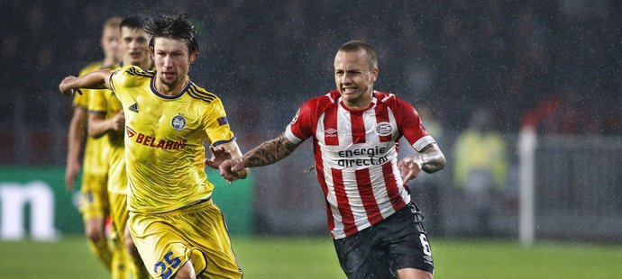 Odvetu předkola Ligy mistrů mezi PSV Eindhoven a BATE Borisov provázel hustý déšť, o kterém se mohli přesvědčit i domácí obránce Angelino a hostující záložník Dmitrij Baga