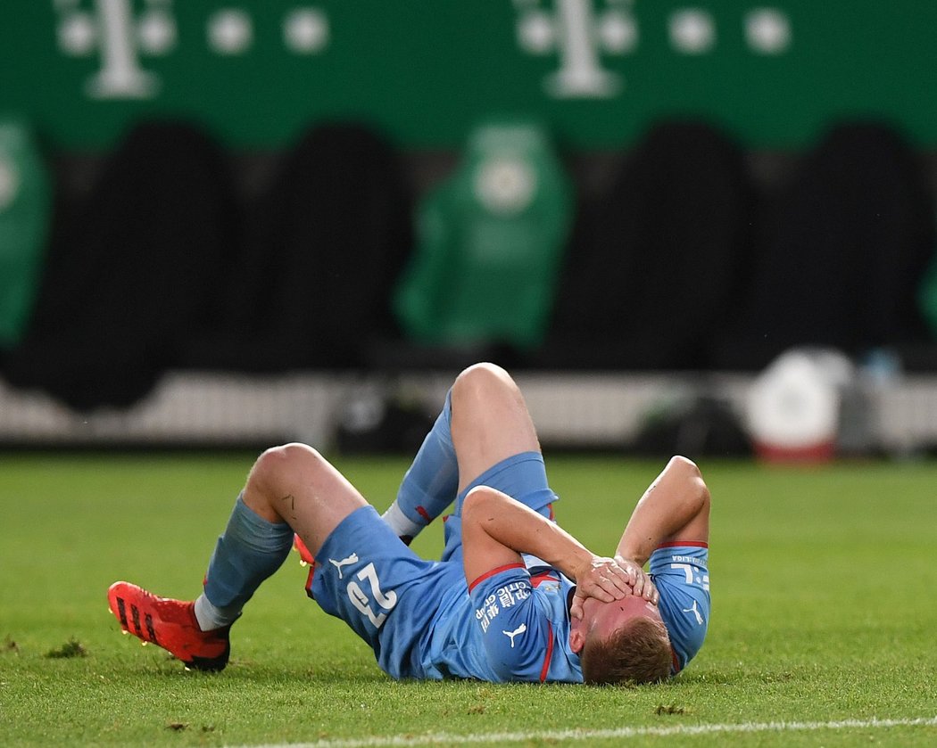 Smutný zraněný Petr Ševčík během zápasu v Maďarsku