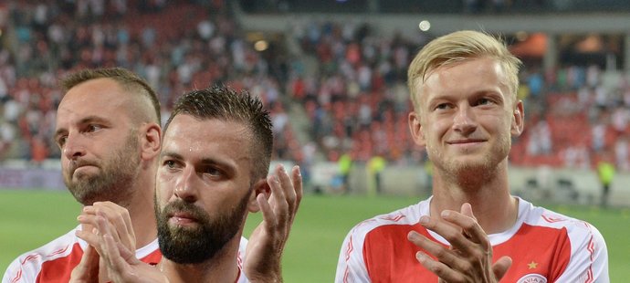 Josef Hušbauer (vlevo) děkuje fanouškům po prvním zápase proti Dynamu Kyjev