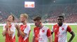 Fotbalisté Slavie děkují fanouškům po úvodní remíze ve třetím předkole LM proti Dynamu Kyjev