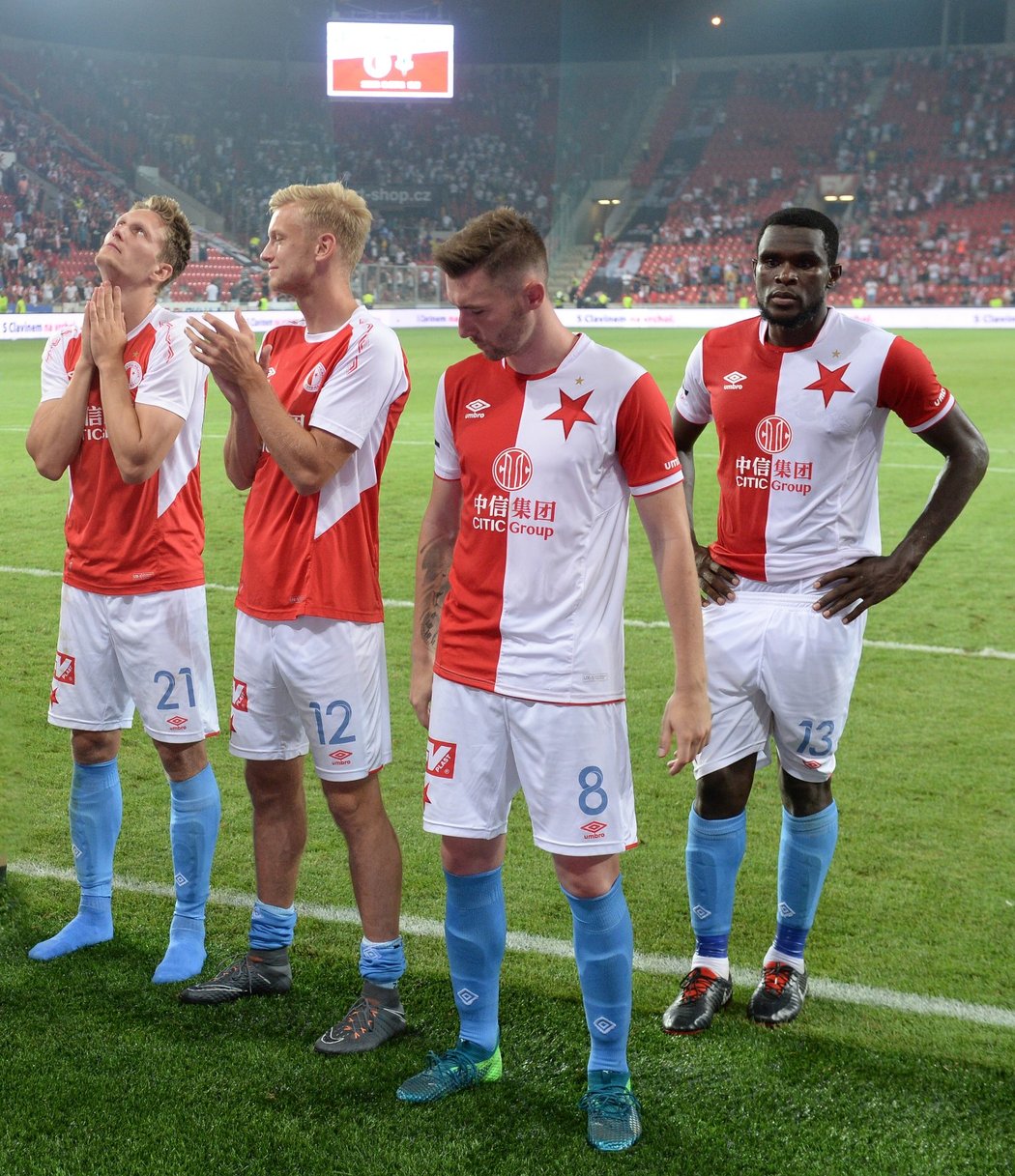 Fotbalisté Slavie děkují fanouškům po úvodní remíze ve třetím předkole LM proti Dynamu Kyjev