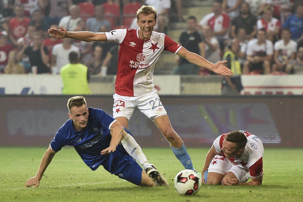 Tomáš Souček se dožaduje penalty po zákroku na Stanislava Tecla