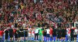 Fotbalisté Slavie si užívají děkovačku s Tribunou Sever po postupu do Ligy mistrů