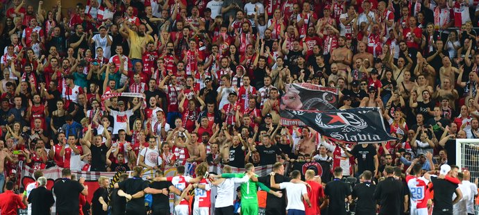 Fotbalisté Slavie si užívají děkovačku s Tribunou Sever po postupu do Ligy mistrů