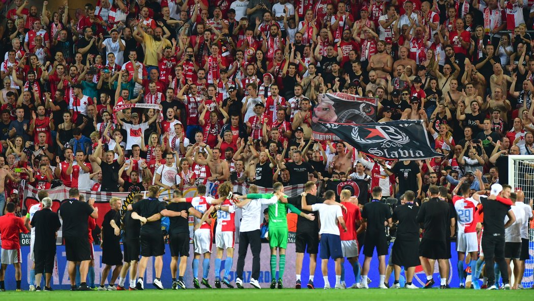 Fotbalisté Slavie si užívají děkovačku s Tribunou Sever po postupu do Ligy mistrů