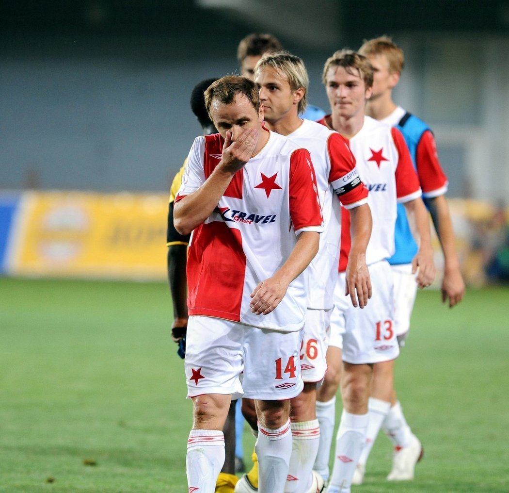 Rozpačití slávisté po zápase: (zleva) deněk Šenkeřík, Jaroslav Černý, Milan Černý