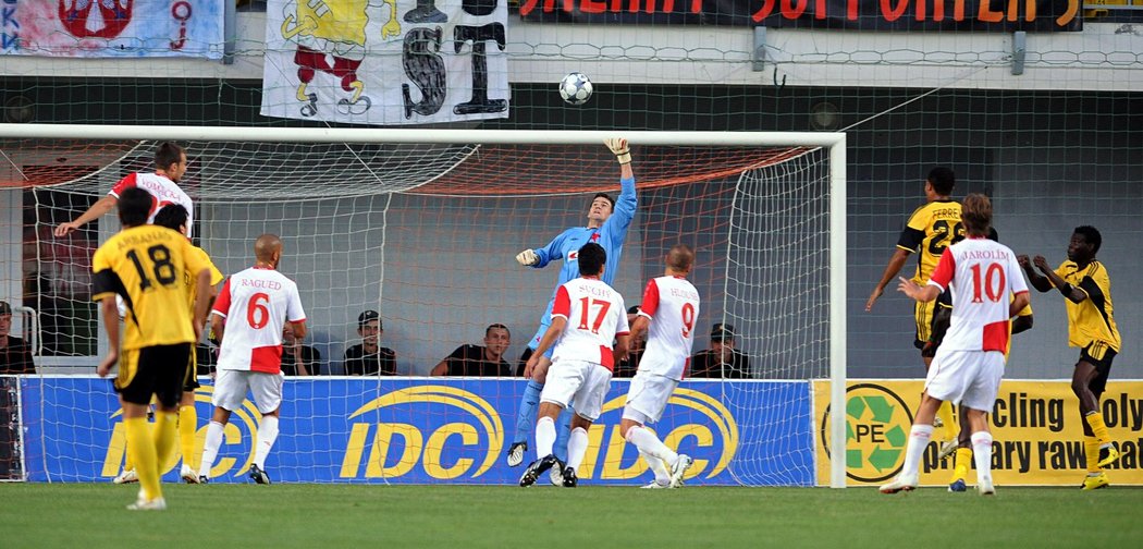 Jan Hanuš podbíhá centr a inkasuje gól od Florenta Rouamba (vpravo). Rozhodčí ovšem branku neuznal