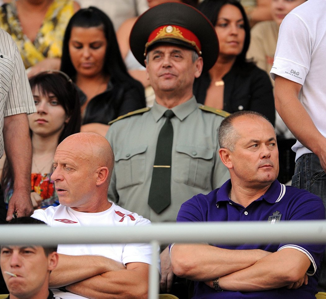 Karel Jarolím (vlevo) musel sledovat zápas z tribuny - pod dohledem policie