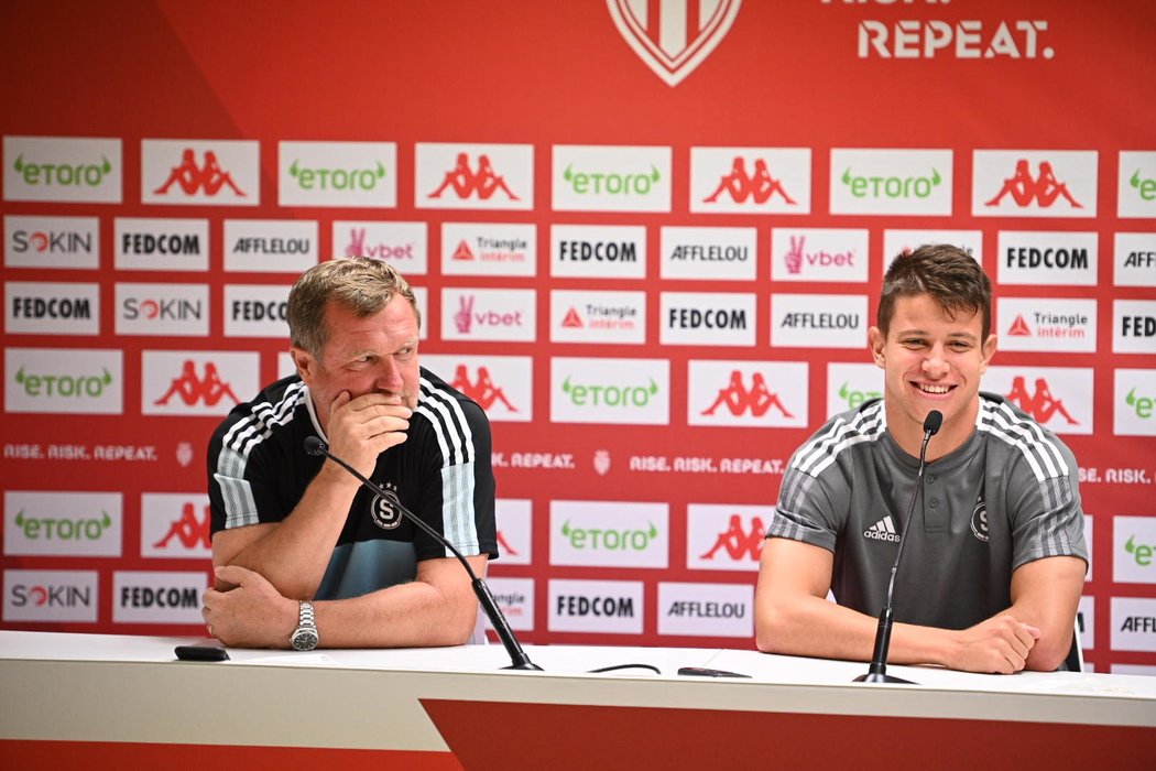 Kouč Pavel Vrba a Adam Hložek na tiskové konferenci před odvetou v Monaku