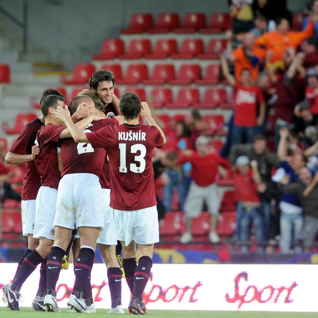 Fotbalisté Sparty se radují z gólu Kamila Vacka do sítě Panathinaikosu