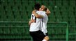 Milan Petržela slaví s Danielem Kolářem svou trefu na 2:0 proti Željezničaru Sarajevo