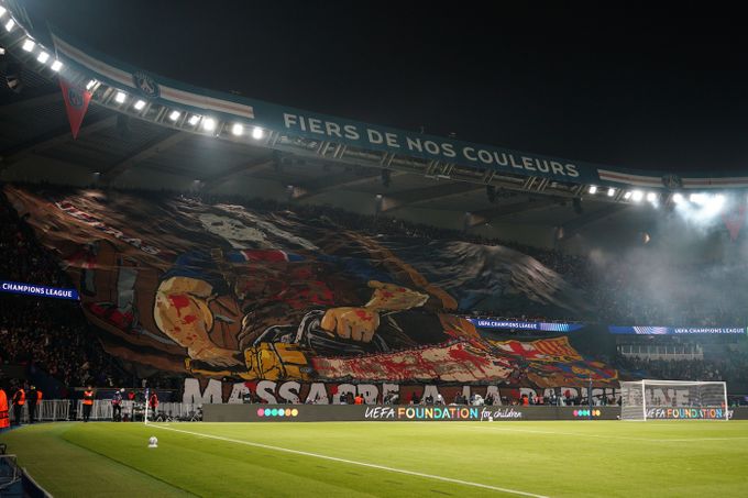 Barcelona odsoudila „Masakr na pařížský způsob“. Na choreo PSG si chce stěžovat u UEFA Barcelona odsoudila „Masakr na pařížský způsob“. Na choreo PSG si chce stěžovat u UEFA