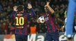 Lionel Messi se raduje s Luizem Suarezem z gólu proti PSG