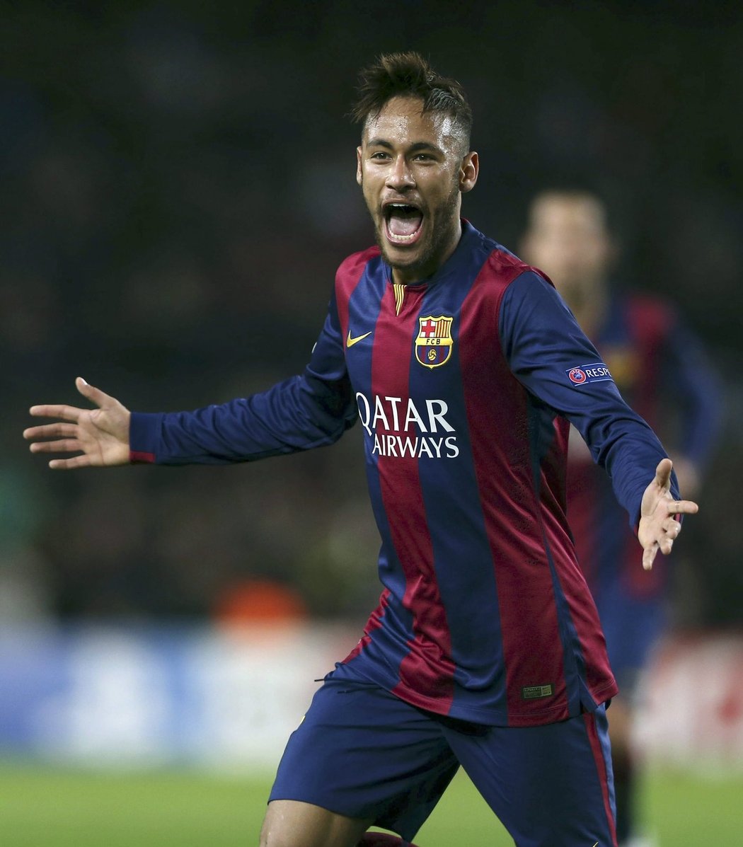 Brazilec Neymar se raduje z gólu Barcelony proti PSG