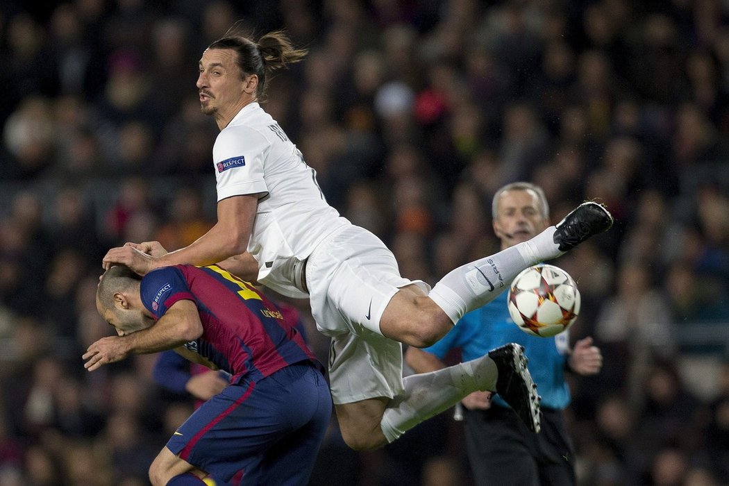 Zlatan Ibrahimovic si vyskočil na barcelonského Javiera Mascherana