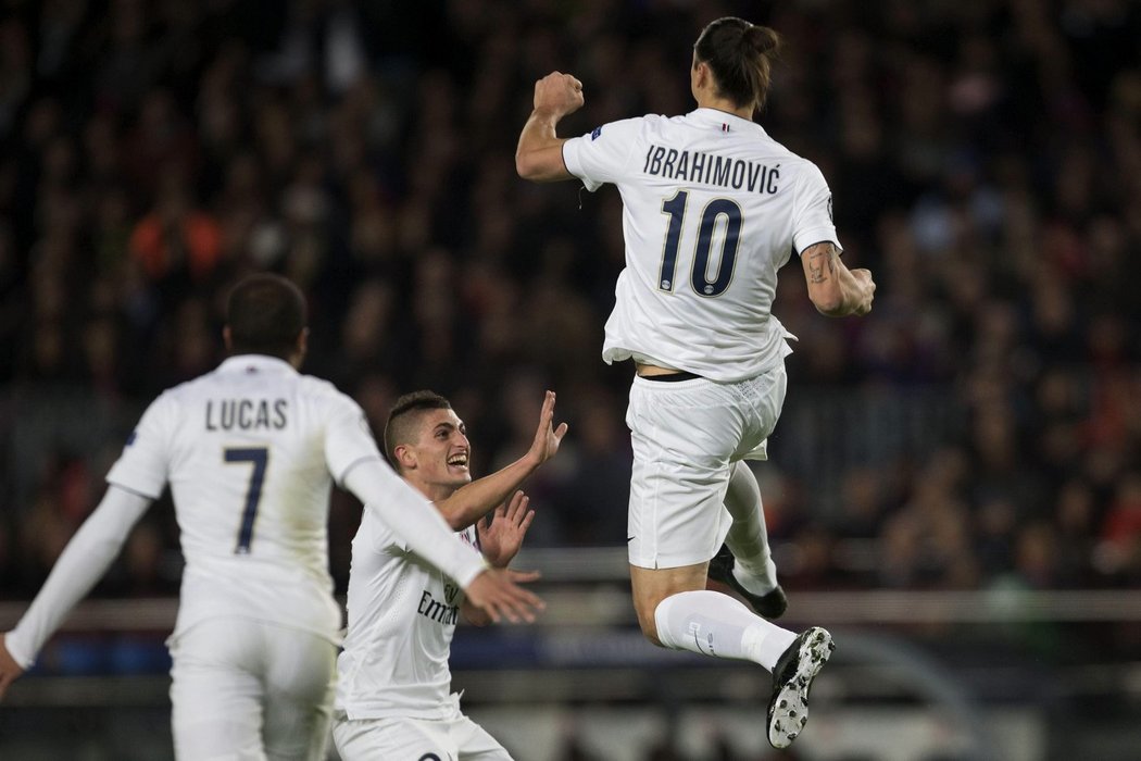 Zlatan Ibrahimovic (vpravo) se raduje ze svého gólu v zápase proti Barceloně