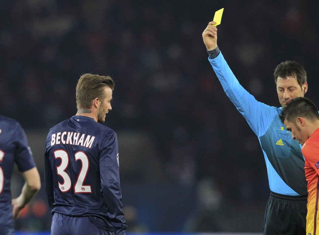 Německý sudí Wolfgang Stark neměl slitování, anglickému záložníkovi PSG Davidu Beckhamovi udělil žlutou kartu