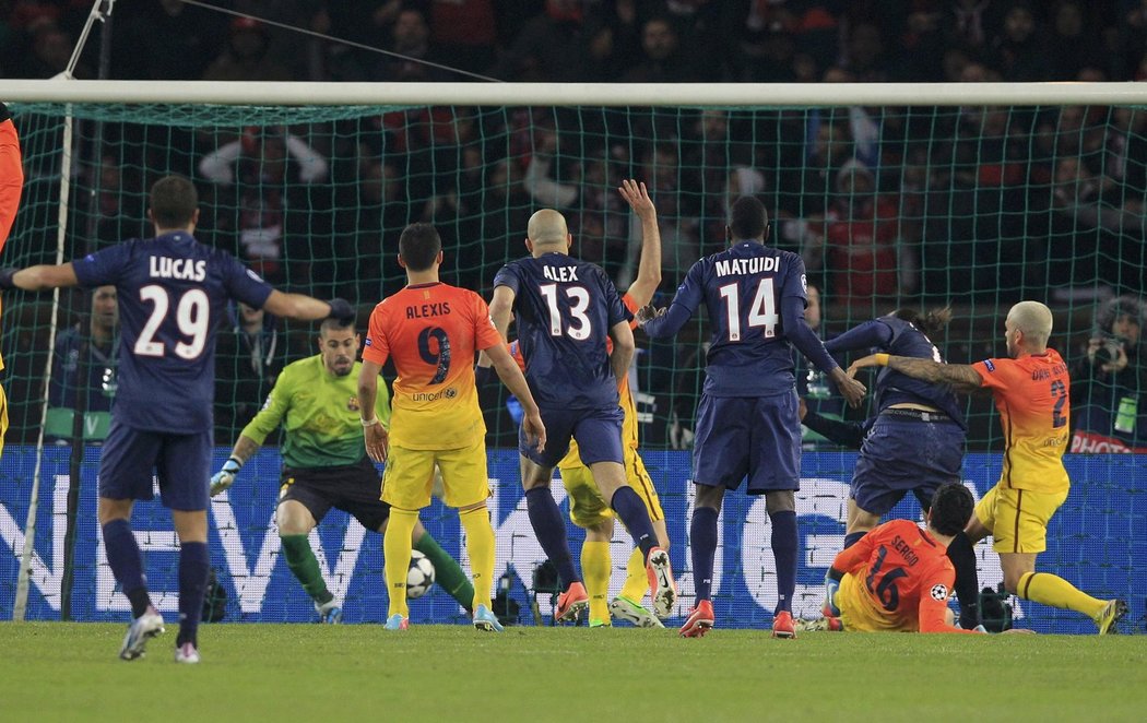 Zlatan Ibrahimovic dává gól do sítě Barcelony, jeho PSG uhrál v úvodním čtvrtfinále Ligy mistrů s Katalánci remízu 2:2