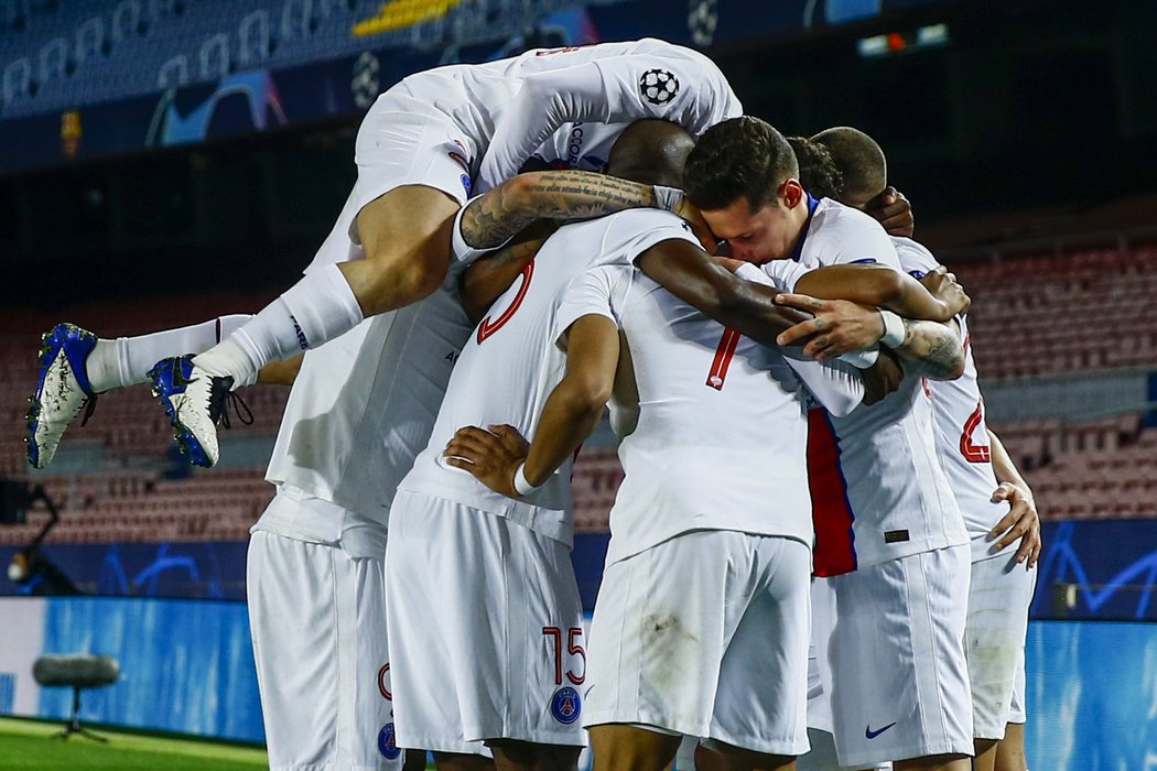 Velká radost hráčů PSG v Barceloně