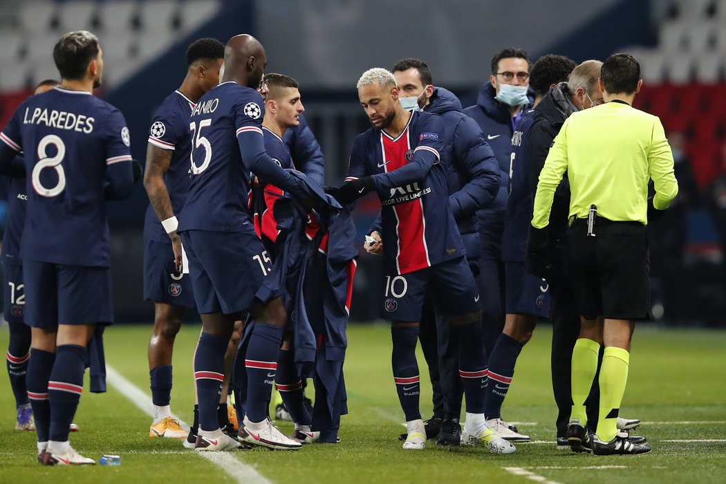 Hráči PSG podpořili Basaksehir v odchodu ze hřiště