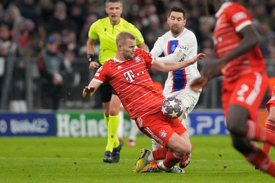 Matthijs de Ligt v souboji s Lionelem Messim