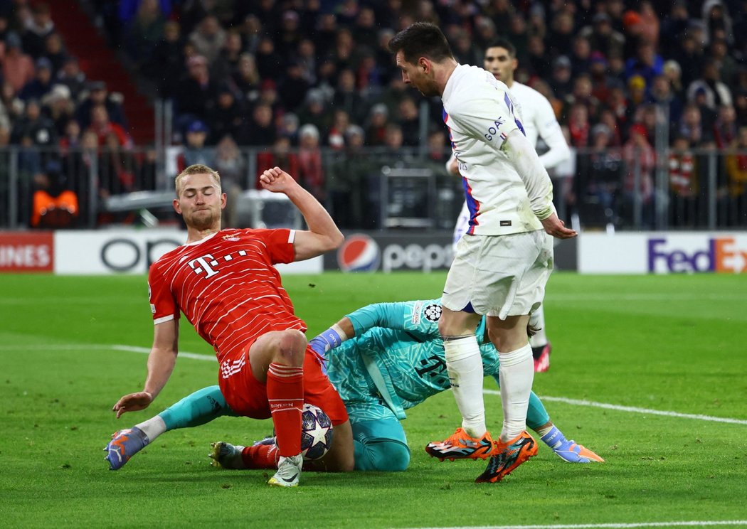 Matthijs de Ligt v prvním poločase zastavil obrovské šance PSG, na fotce blokuje Messiho dorážku