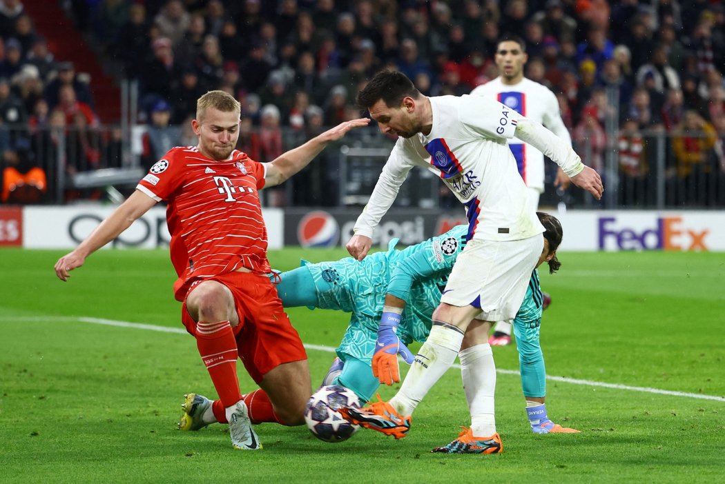 Matthijs de Ligt v prvním poločase zastavil obrovské šance PSG, na fotce blokuje Messiho dorážku