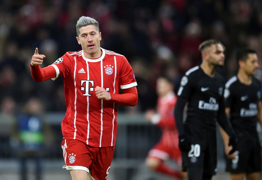 Útočník Bayernu Mnoichov Robert Lewandowski se raduje z branky do sítě PSG