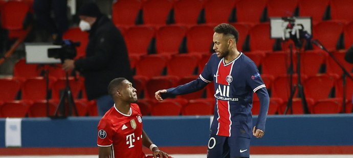 Hvězdný útočník Neymar utěšuje po postupu PSG oporu mnichovského Bayernu Davida Alabu