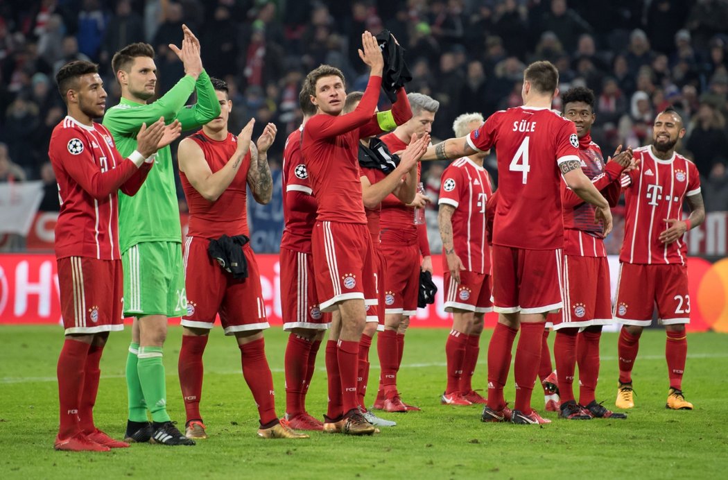 Hráči Bayernu Mnichov děkují fanouškům po výhře nad PSG