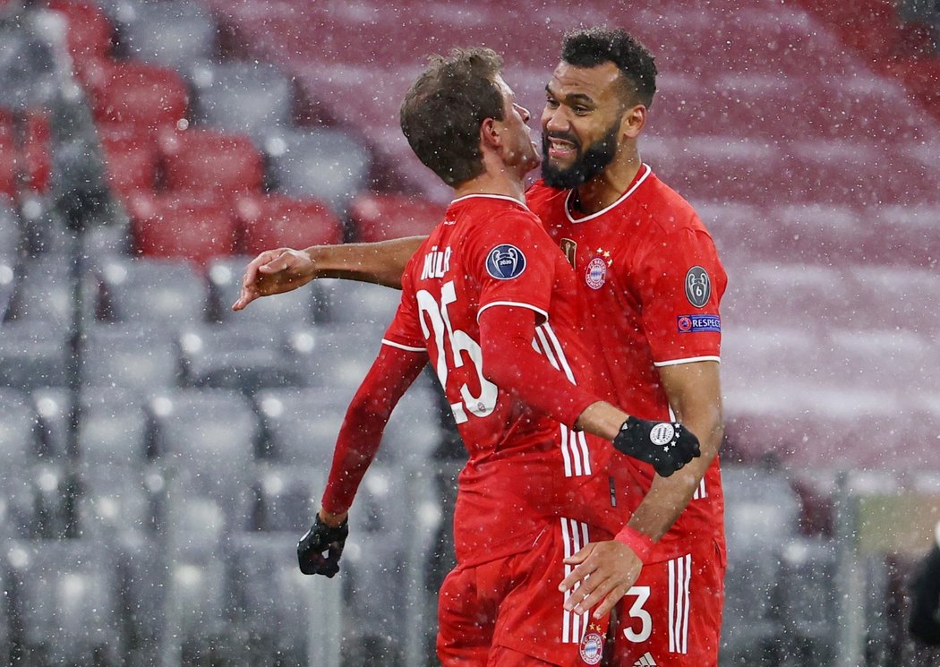 Eric Maxim Choupo-Moting oslavuje svůj gól proti PSG s Thomasem Müllerem