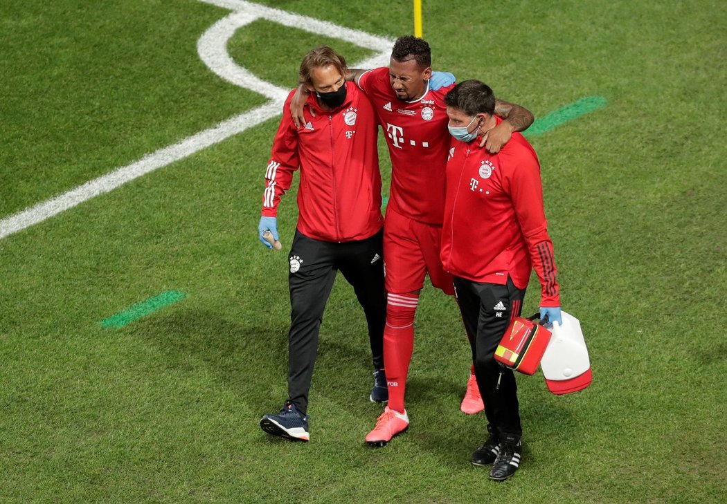 Jerome Boateng musel být v prvním poločase ošetřován