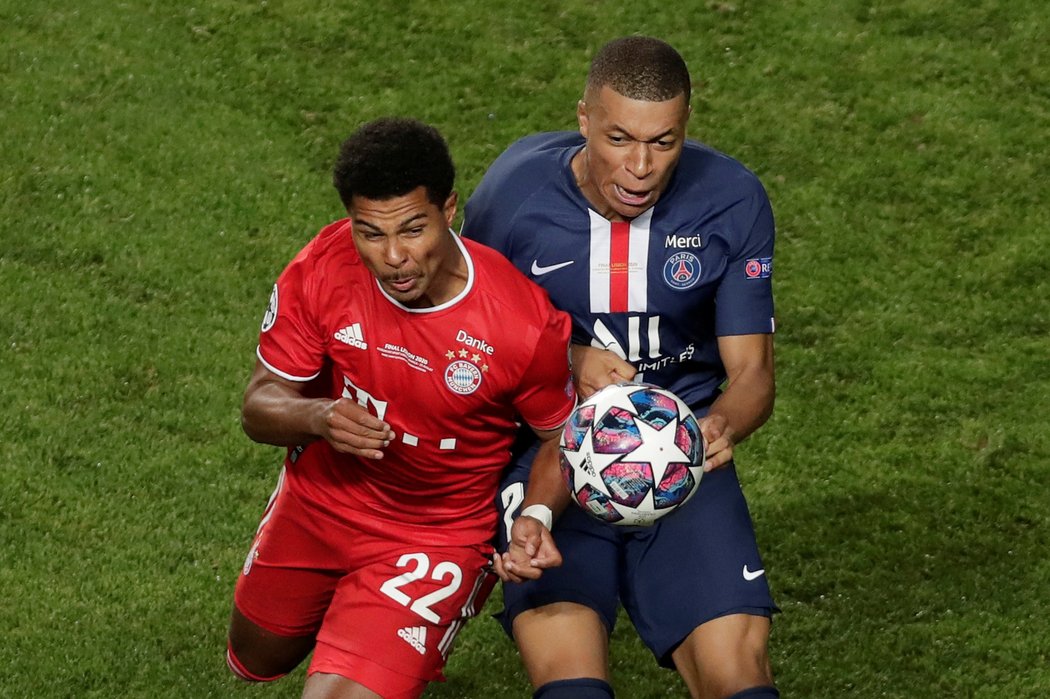 Kylian Mbappé v důrazném souboji se Sergem Gnabrym