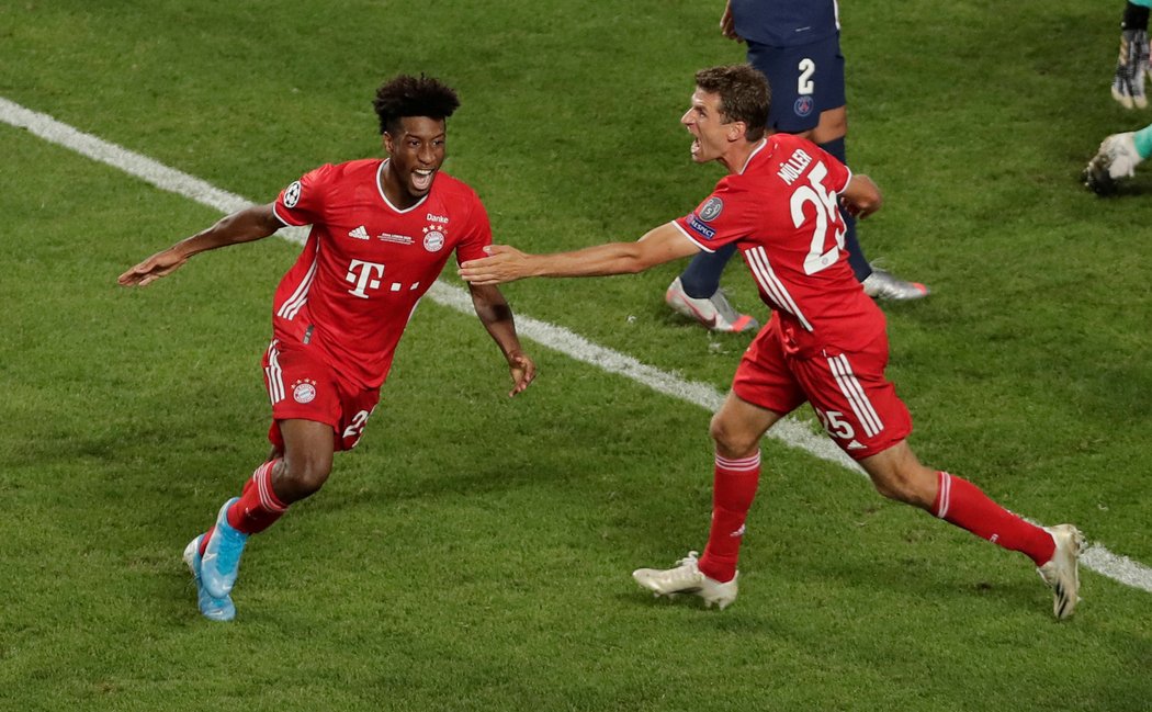 Kingsley Coman slaví s Thomasem Müllerem svůj gól