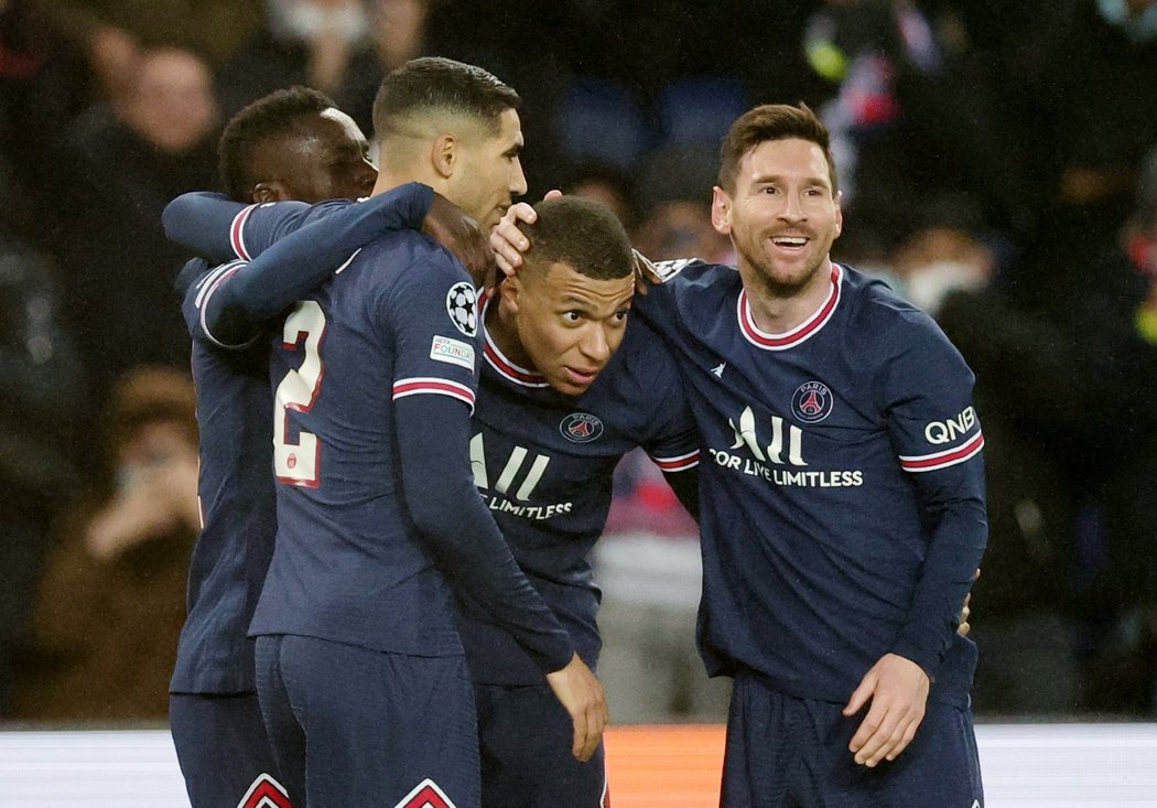 Mbappé a Messi přijímají gratulace ke gólu v utkání PSG proti Bruggám