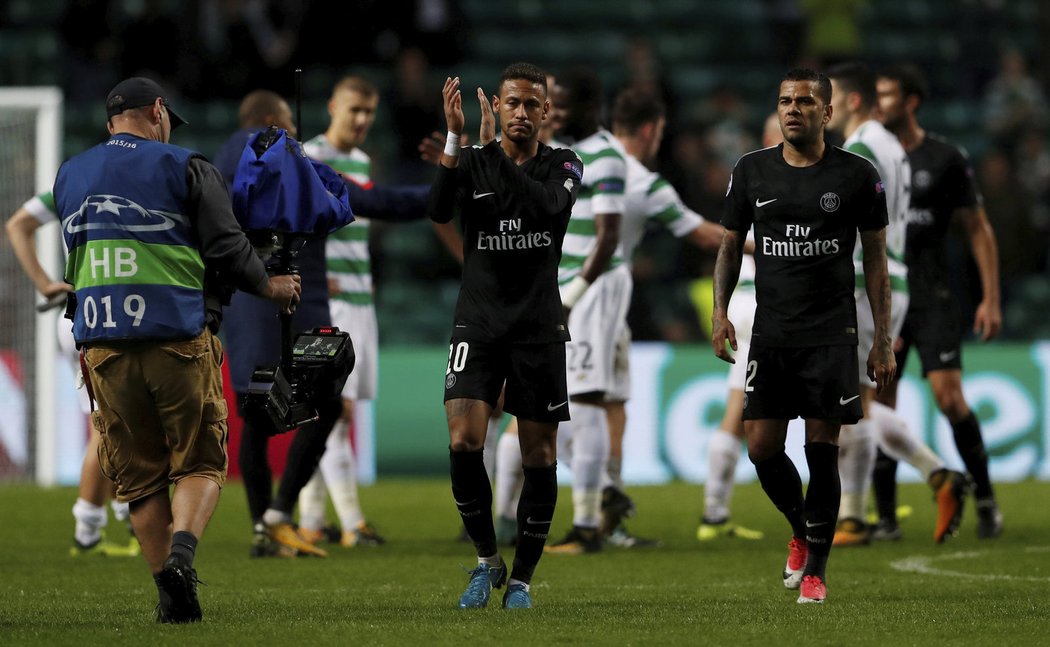 Neymar po zápase tleskal fanouškům, s Ralstonem si však nepodal ruku ani nevyměnil dres