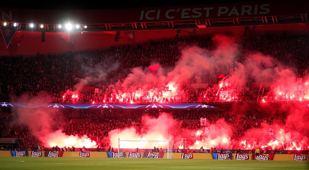 Fanoušci PSG na chvíli pozdrželi zápas