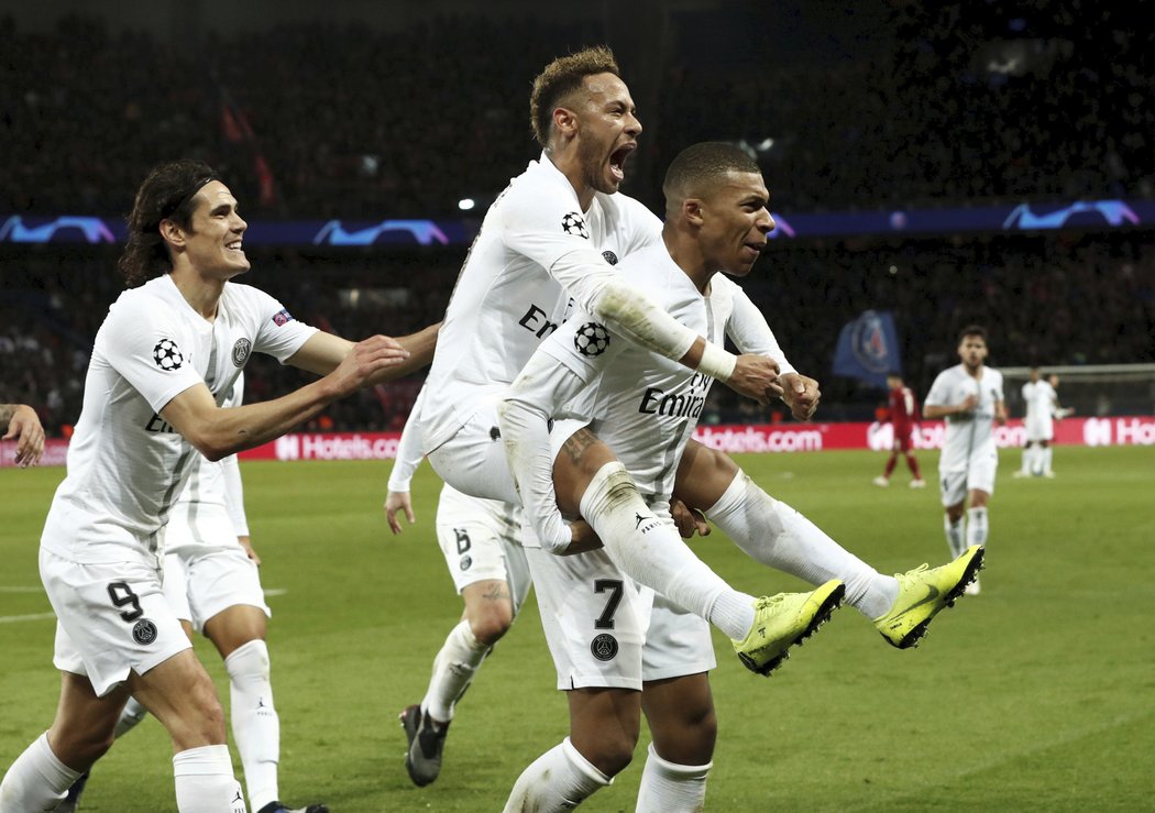 Exploze radosti fotbalistů pařížského PSG proti Liverpoolu